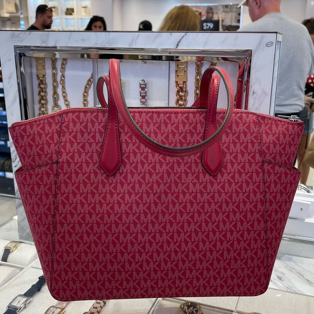 MICHAEL KORS Marilyn Medium Signature Logo Tote Bag
Dark Raspberry
NWT - Picture 16 of 16